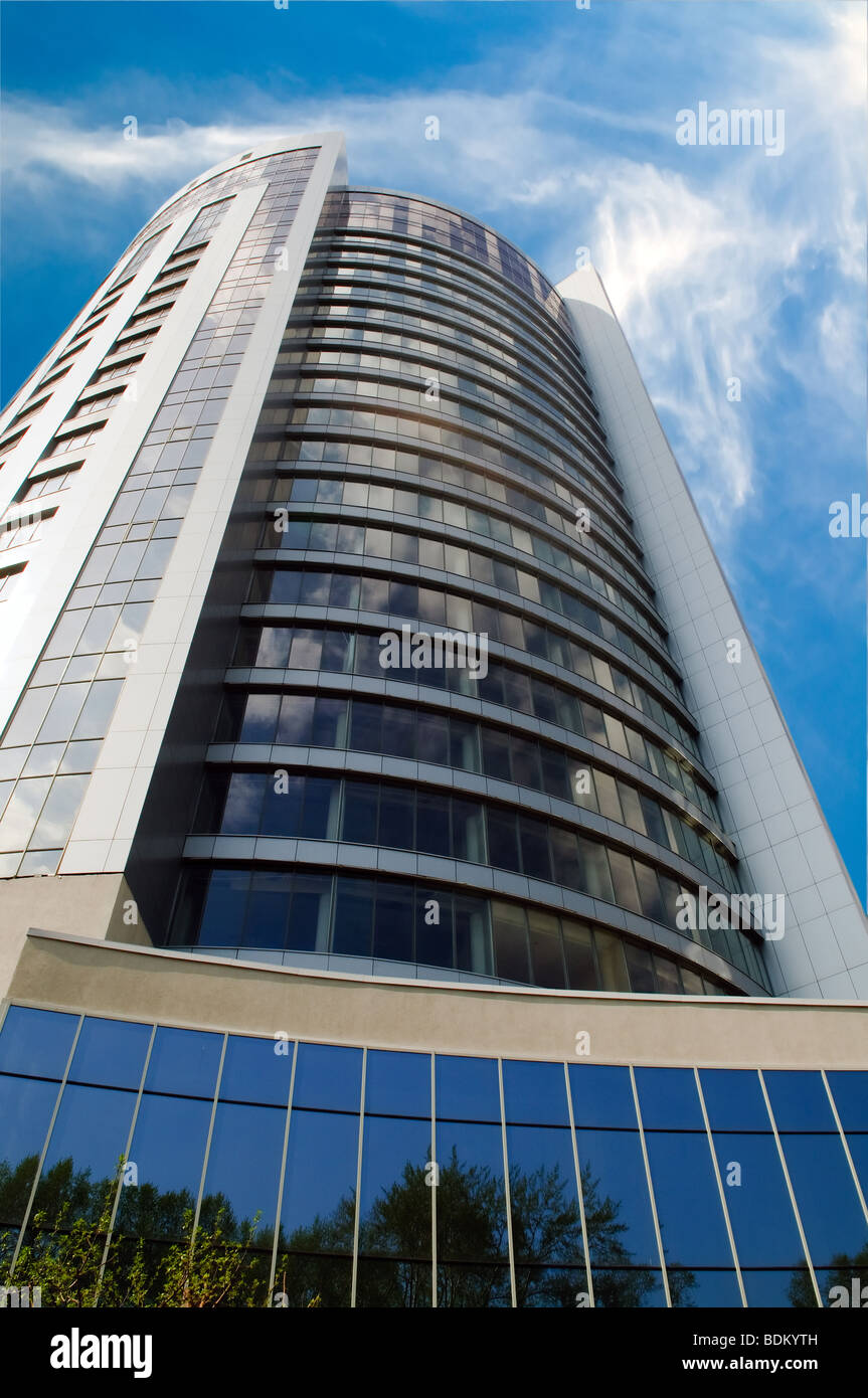 Edificio per uffici con specchio finestre sopra il cielo blu Foto Stock