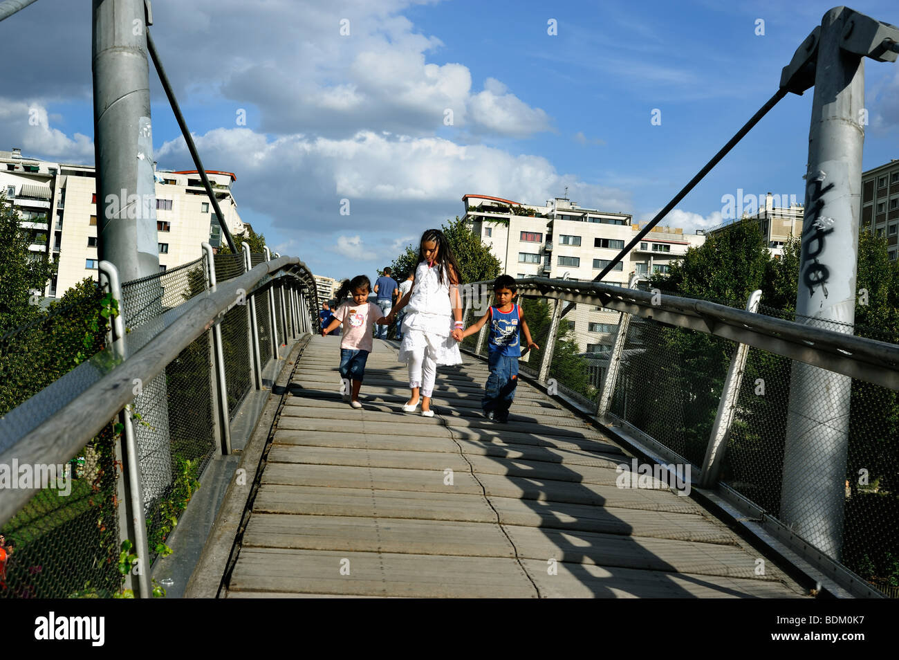 Parigi, Francia - Francese i bambini passeggiate, attraversamento pedonale ponte pensile su Reuilly Park, parco giochi urbano Foto Stock
