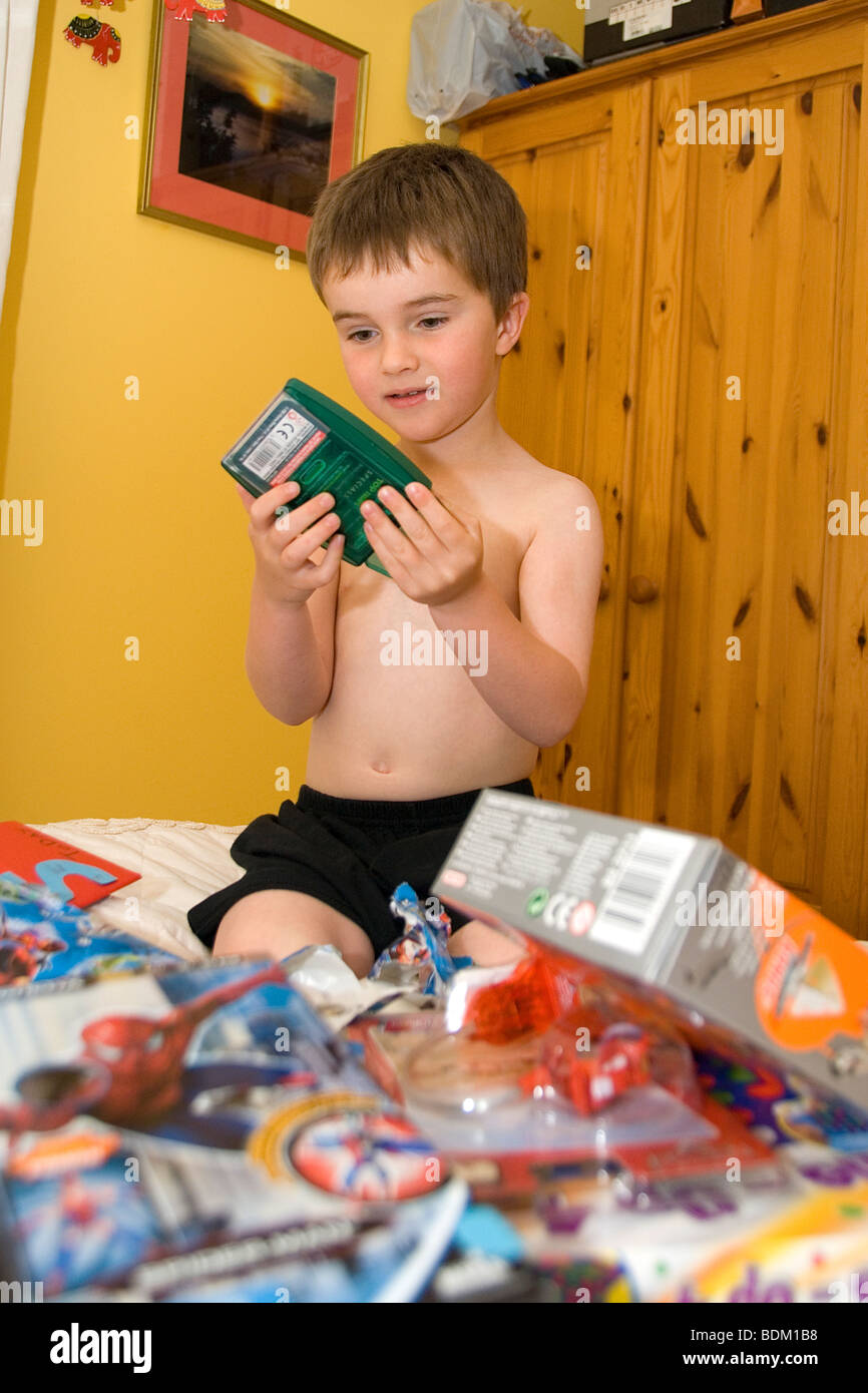 Ragazzo giovane apertura regali di compleanno Foto Stock