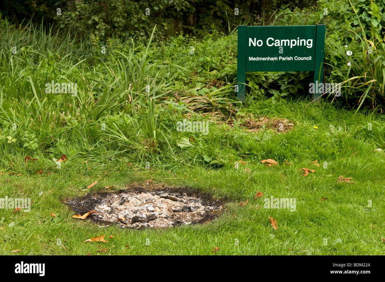 Segni di bruciatura sul causati da danni da fuoco su erba in Chilterns campagna nei pressi di Hambleden, Buckinghamshire, UK Foto Stock