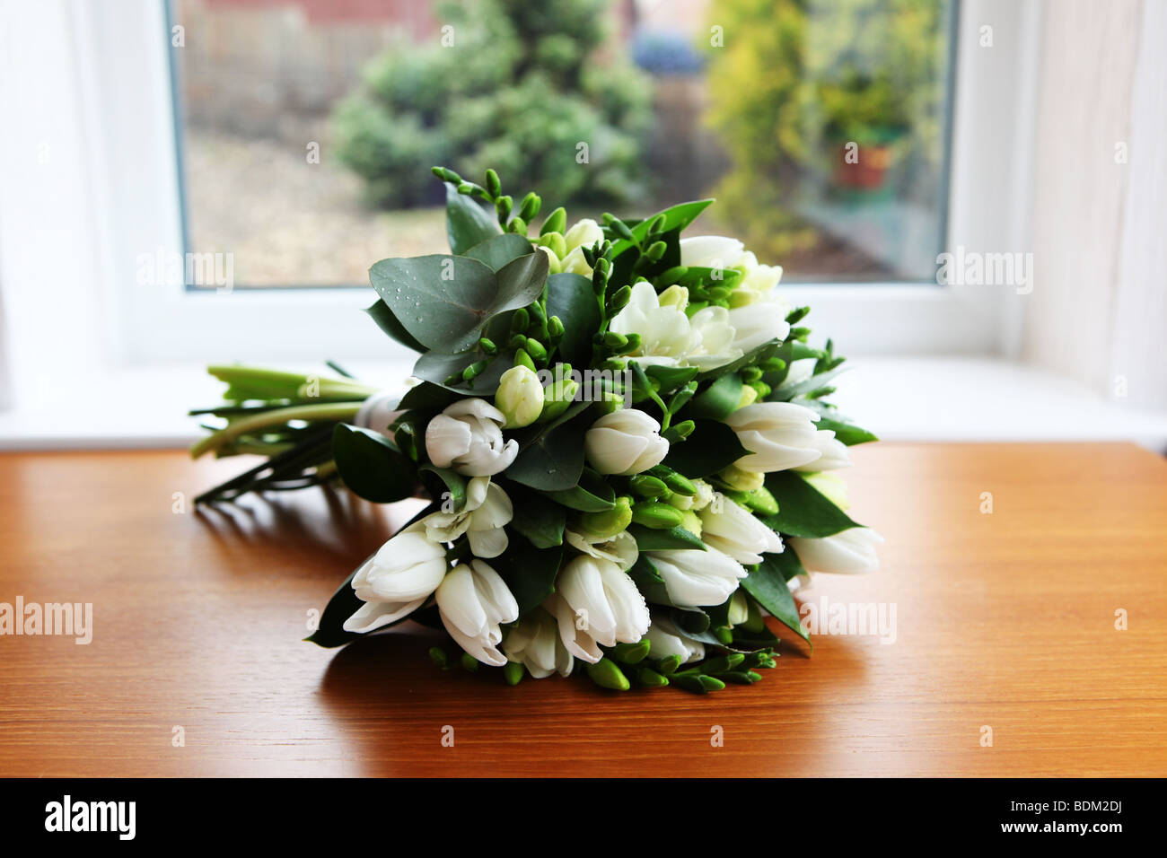 Brides bouquet di bianco e verde di fiori sul giorno di nozze mattina  matrimonio classico saluto immagine scheda di composizione floreale Foto  stock - Alamy
