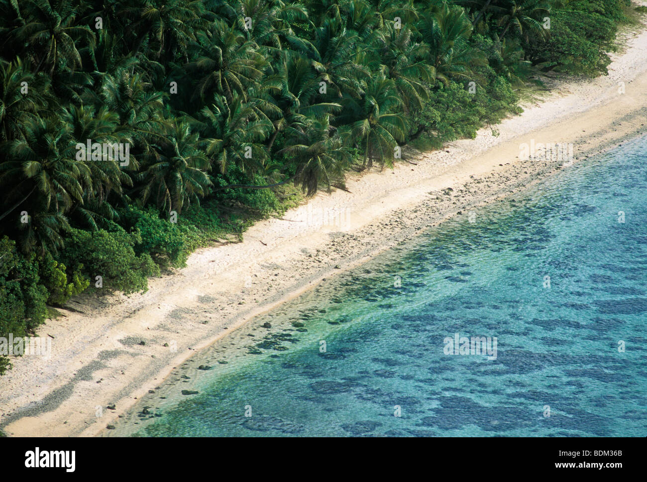 Spiaggia Gognga e noce di cocco Palm tree jungle visto da Two Lovers Point (Puntan Amantes Dos), Guam. Foto Stock