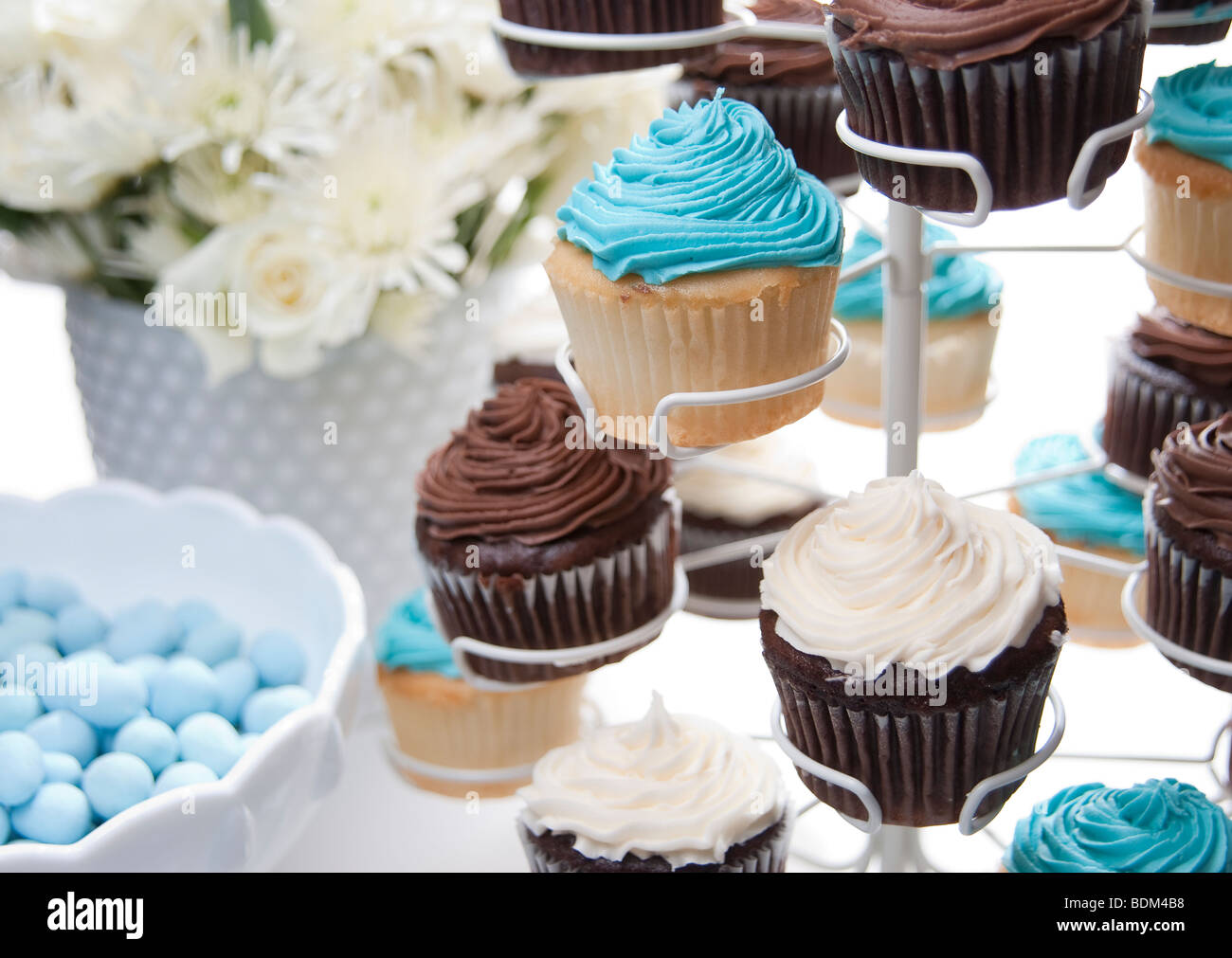 Tortina stand con Robin's-blu uovo di cioccolatini e un mazzo di fiori Foto Stock