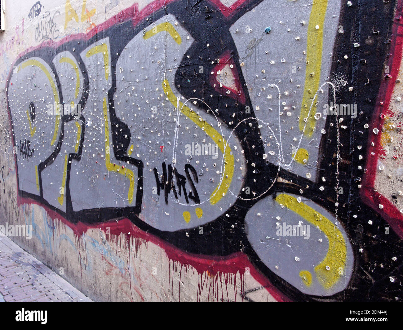 Parete di vicolo coperto di graffiti e gomme da masticare, Alkmaar, North Holland, Paesi Bassi. Foto Stock