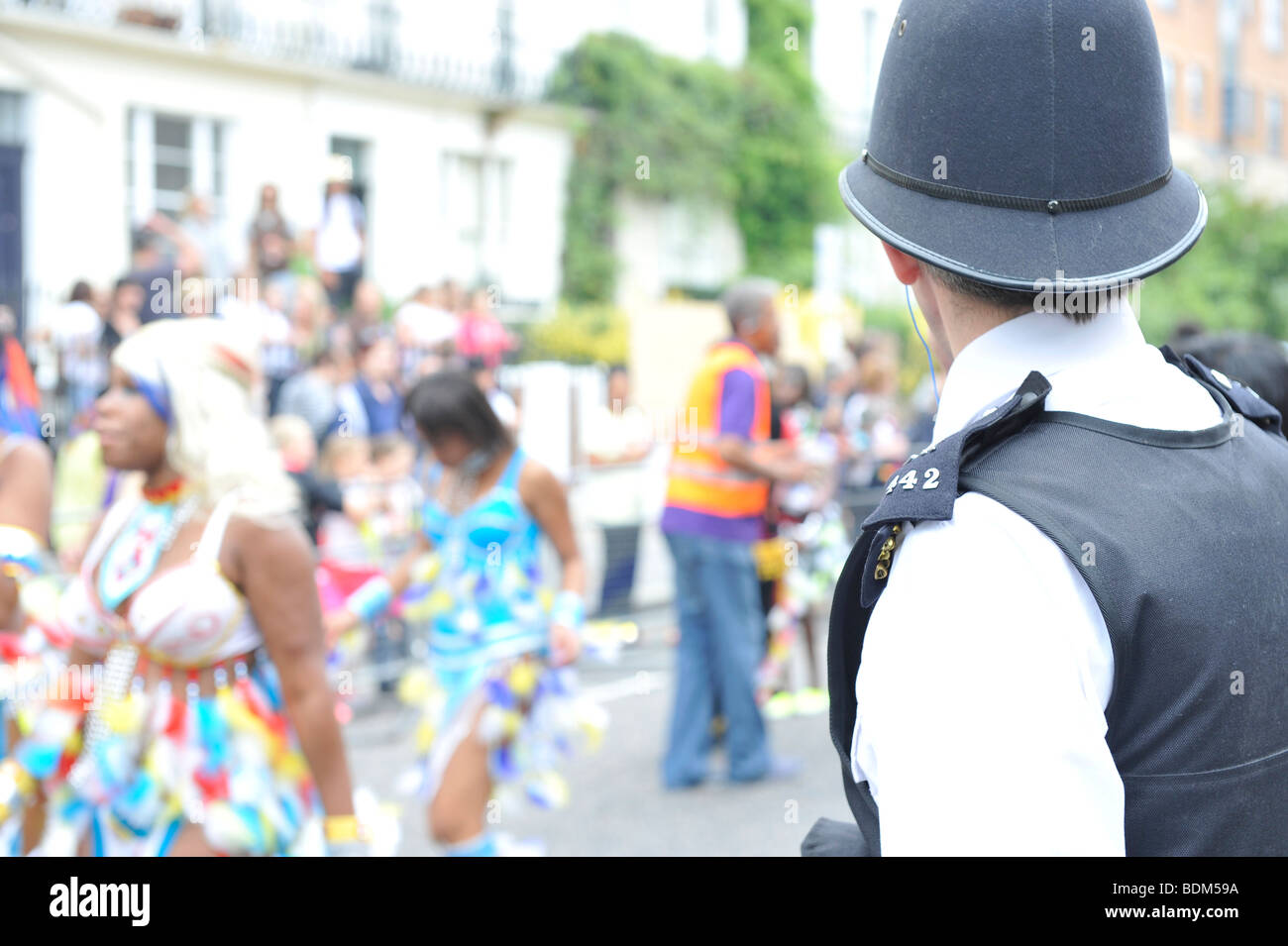 Funzionario di polizia a guardare il Nottingham Festival a Londra Inghilterra. Foto Stock