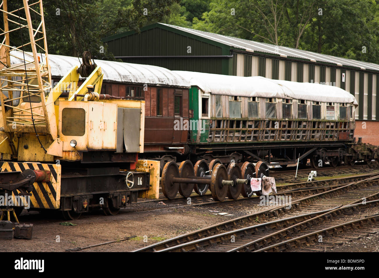 Antiche carrozze in una schierata, stazione di Pickering, North Yorkshire, Inghilterra, Regno Unito Foto Stock