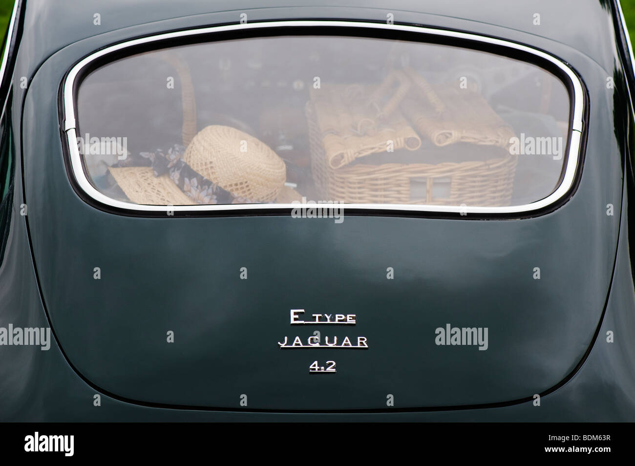 Cappello di paglia e cesto per pic-nic all'interno di un tipo E 4.2 Jaguar Classic British Auto sportiva Foto Stock
