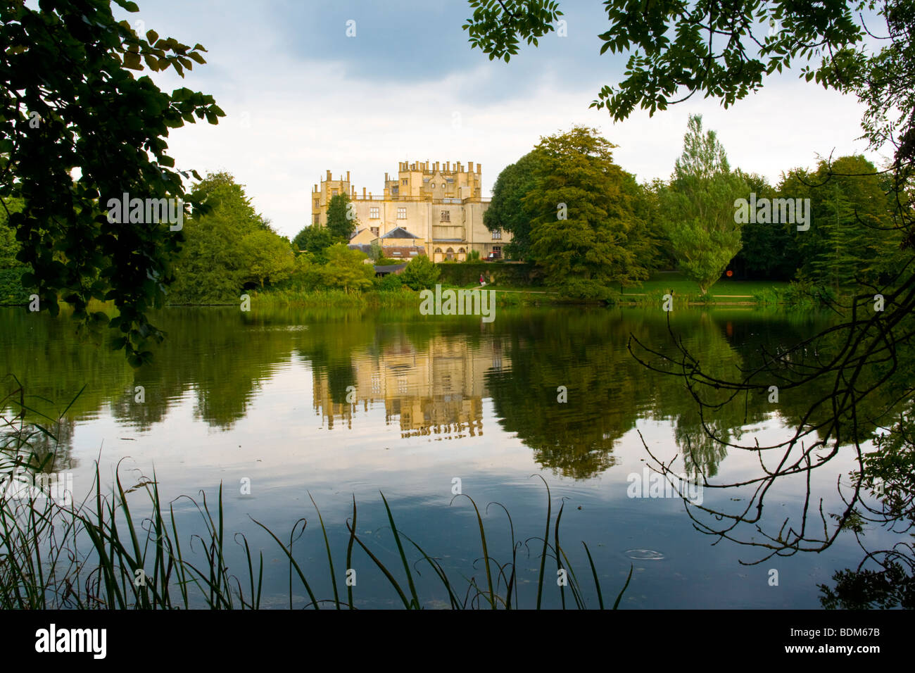 Il lago del parco di Sherborne Castle, Dorset Inghilterra Foto Stock