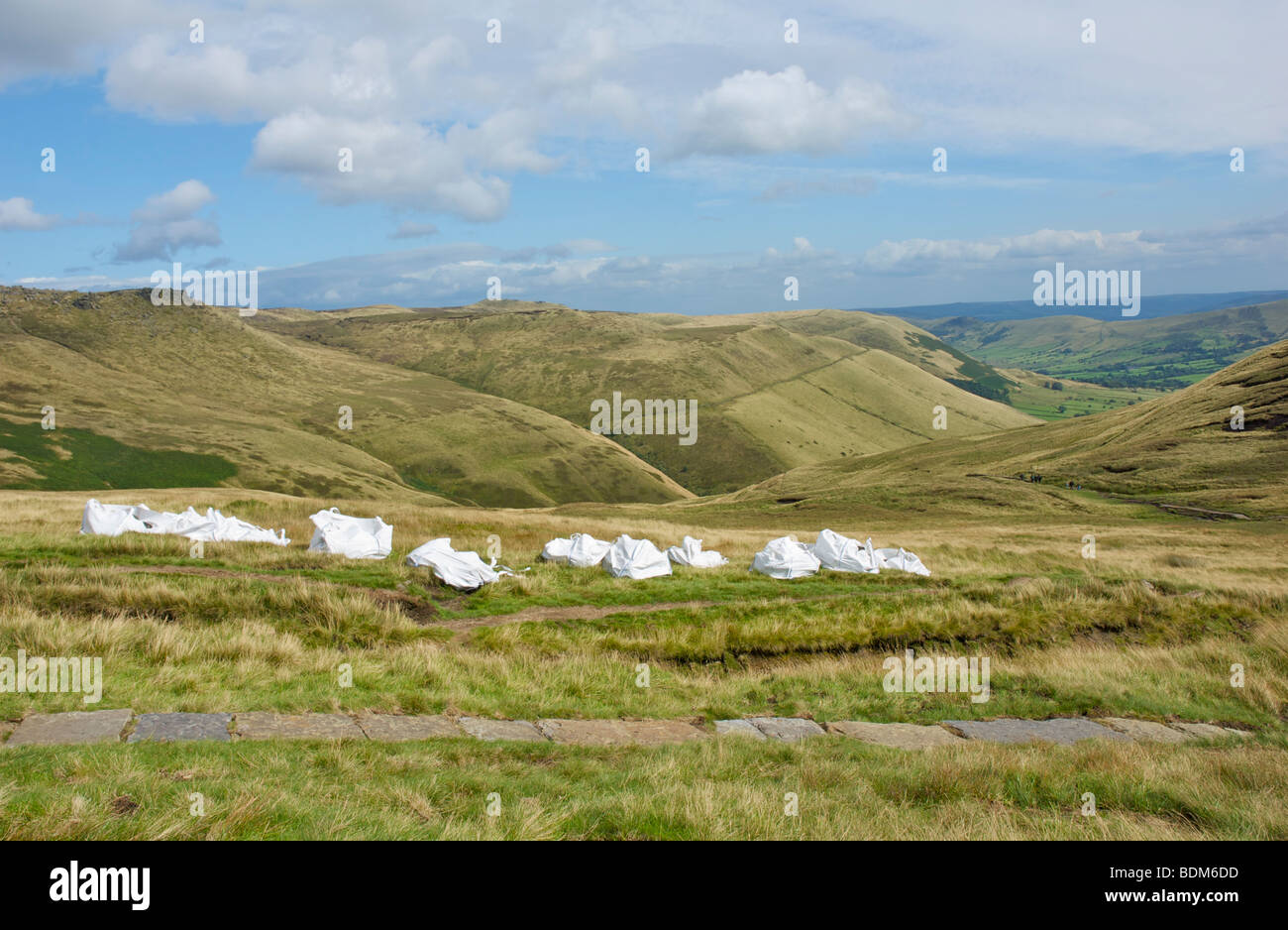 Sacchi di pietra, a cadere Kinder Scout, per la riparazione di Pennine Way percorso, Peak National Park, Derbyshire, in Inghilterra, Regno Unito Foto Stock