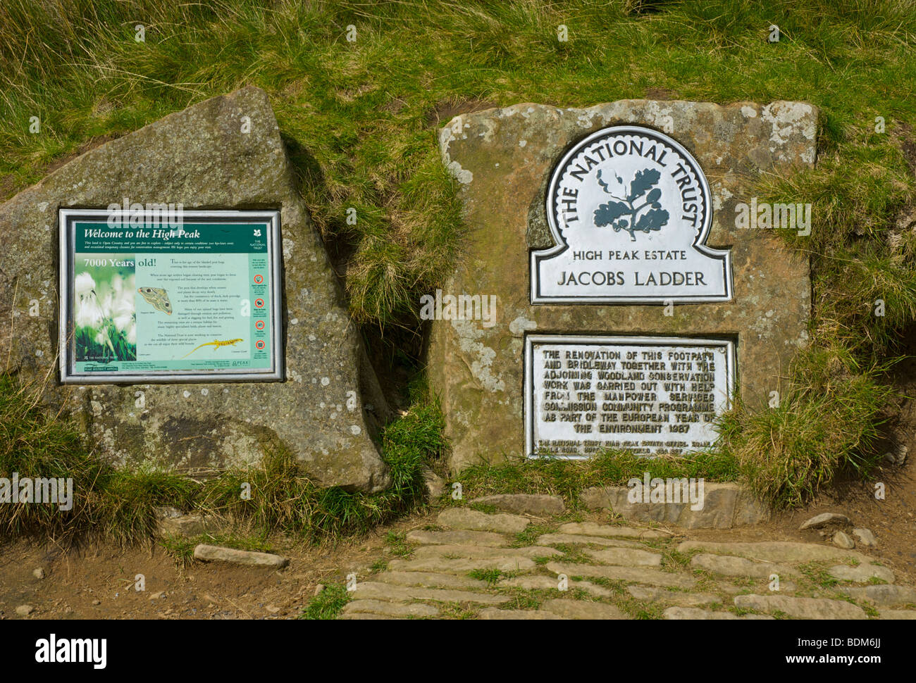 Il National Trust segnale circa la scala di Giacobbe, Pennine Way, vicino a Edale, Peak National Park, Derbyshire, in Inghilterra, Regno Unito Foto Stock