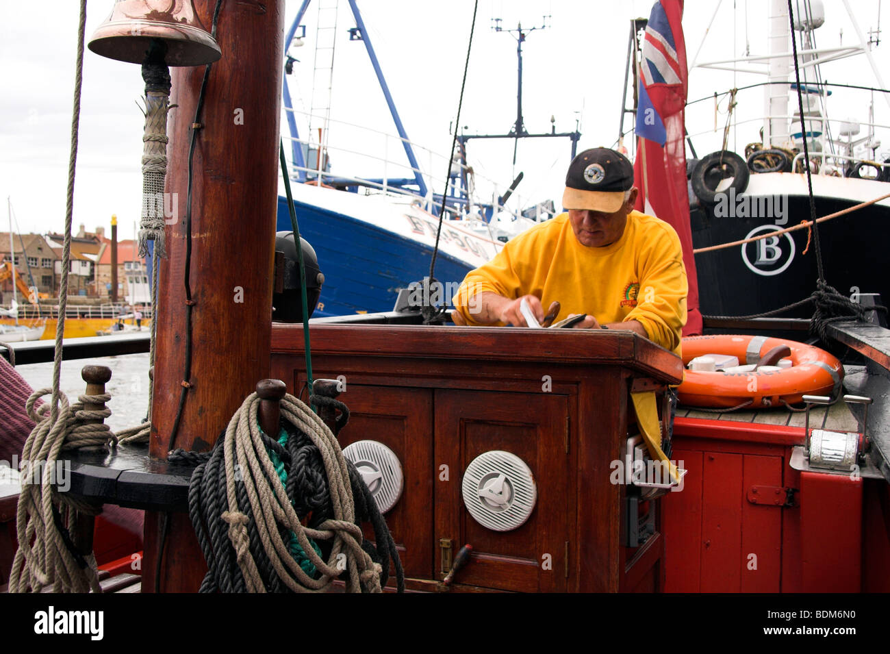 Equipaggio della replica Tall Ship, corteccia adoperano, Whitby Harbour, North Yorkshire, Inghilterra, Regno Unito Foto Stock