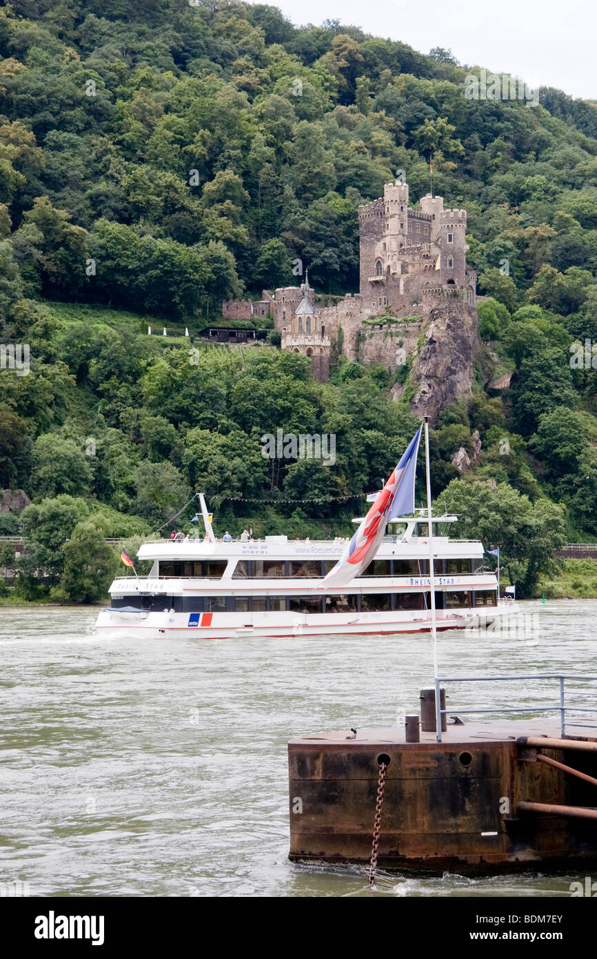 Piacere cruiser e castello, Reno, Germania Foto Stock