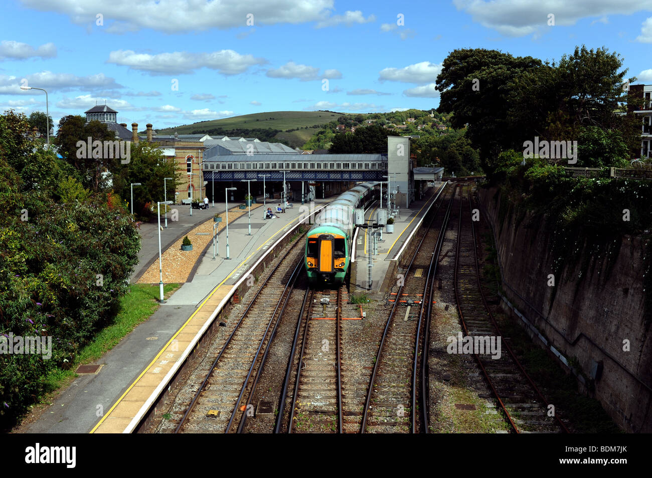 Treno in partenza la piattaforma a Lewes stazione ferroviaria EAST SUSSEX REGNO UNITO British Rail Foto Stock