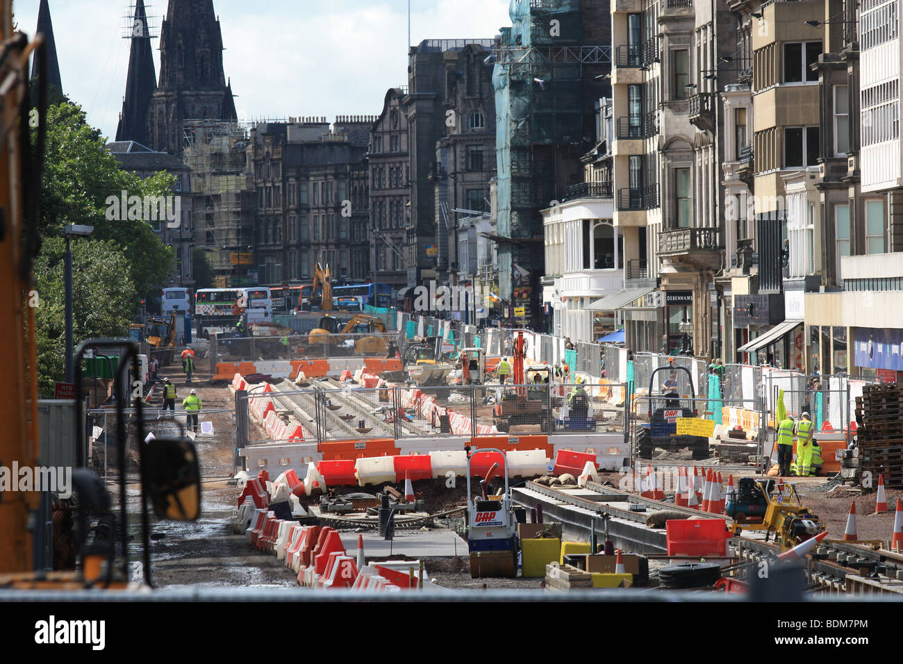 Città di Edimburgo il tram linea essendo installato lungo Princes street 2009 Foto Stock