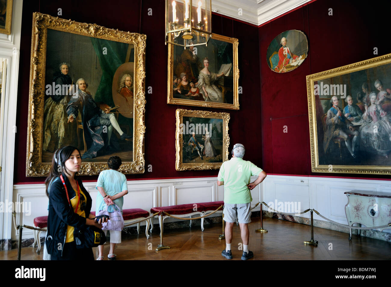 Parigi, Francia - piccoli gruppi, turisti che visitano il Monumento francese, il Castello di Versailles, la Galleria d'Arte interna, gli Appartamenti reali, le persone, abitacolo, Foto Stock