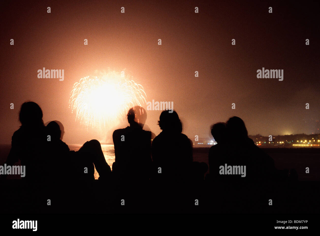 Famiglia guardare i fuochi d'artificio a Barcellona Foto Stock