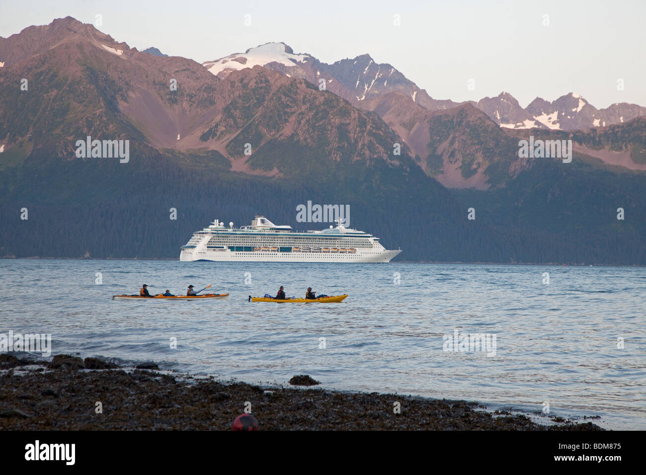 Seward, Alaska - kayak e di una nave da crociera sulla baia di risurrezione. Foto Stock