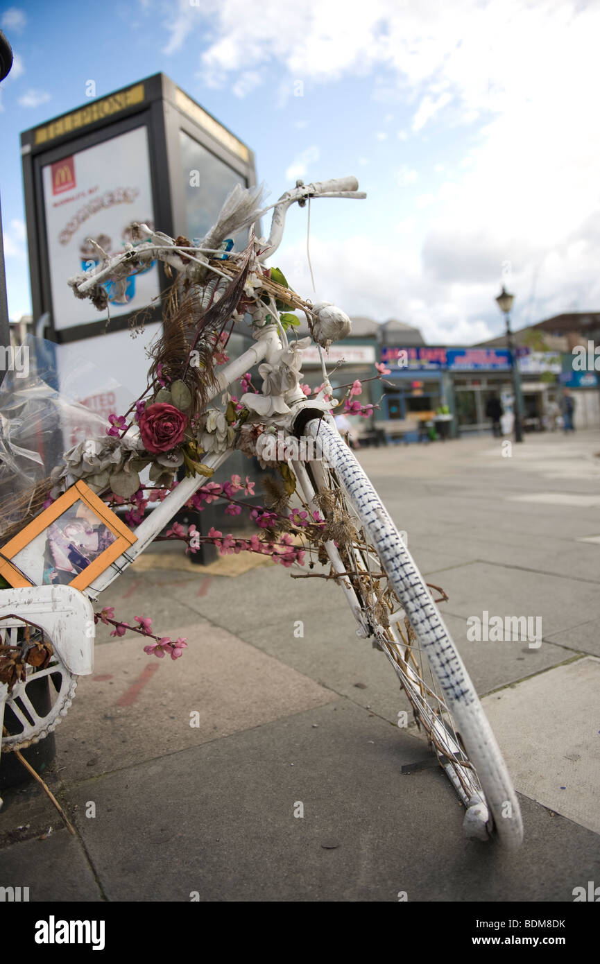 Omaggi floreali decorano il ghost bike di Brixton brady, 41, che è stato battuto fuori la sua bicicletta da un autocarro a 55 mattina Lane a Hackney Foto Stock