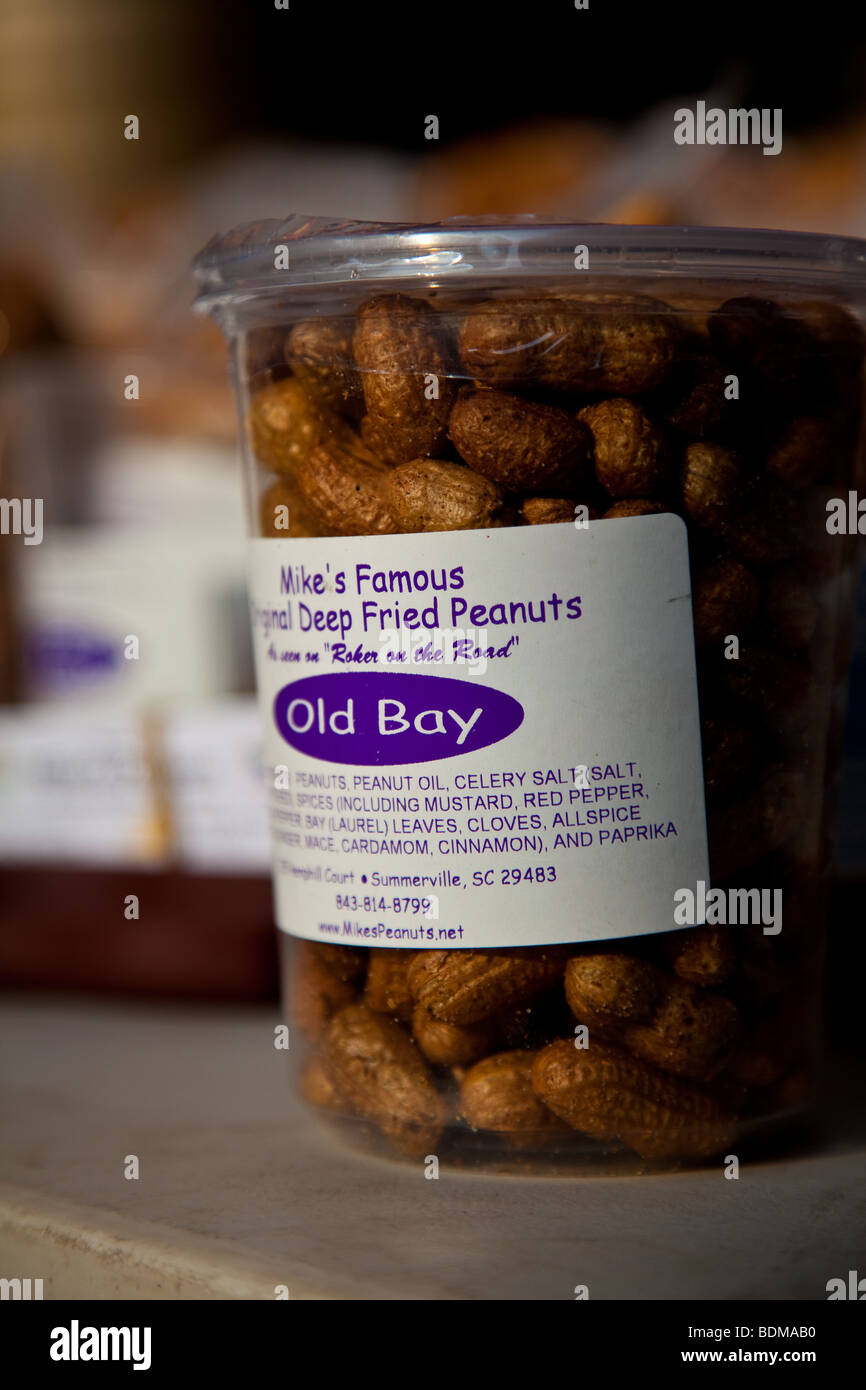Fritte arachidi in corrispondenza di un organico di produzione locale mercato degli agricoltori in Marion Square a Charleston, Carolina del Sud Foto Stock