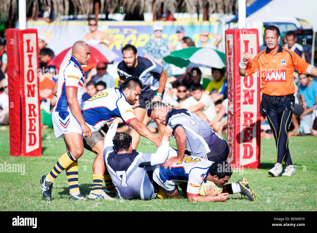 Una partita di rugby a Rarotonga nelle Isole Cook accanto al mare Foto Stock