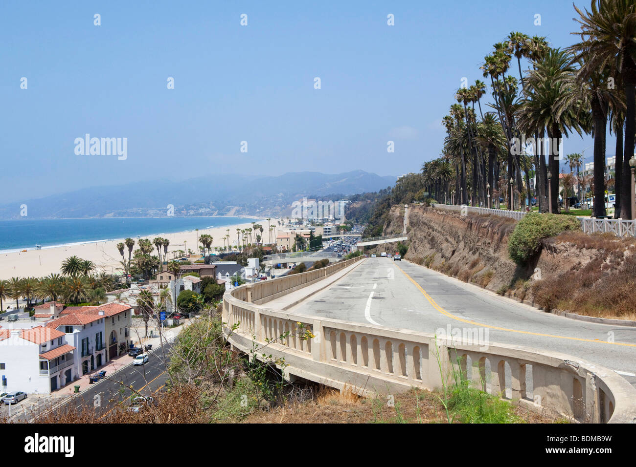 La strada che conduce alla spiaggia di Santa Monica a Los Angeles, California, Stati Uniti d'America Foto Stock