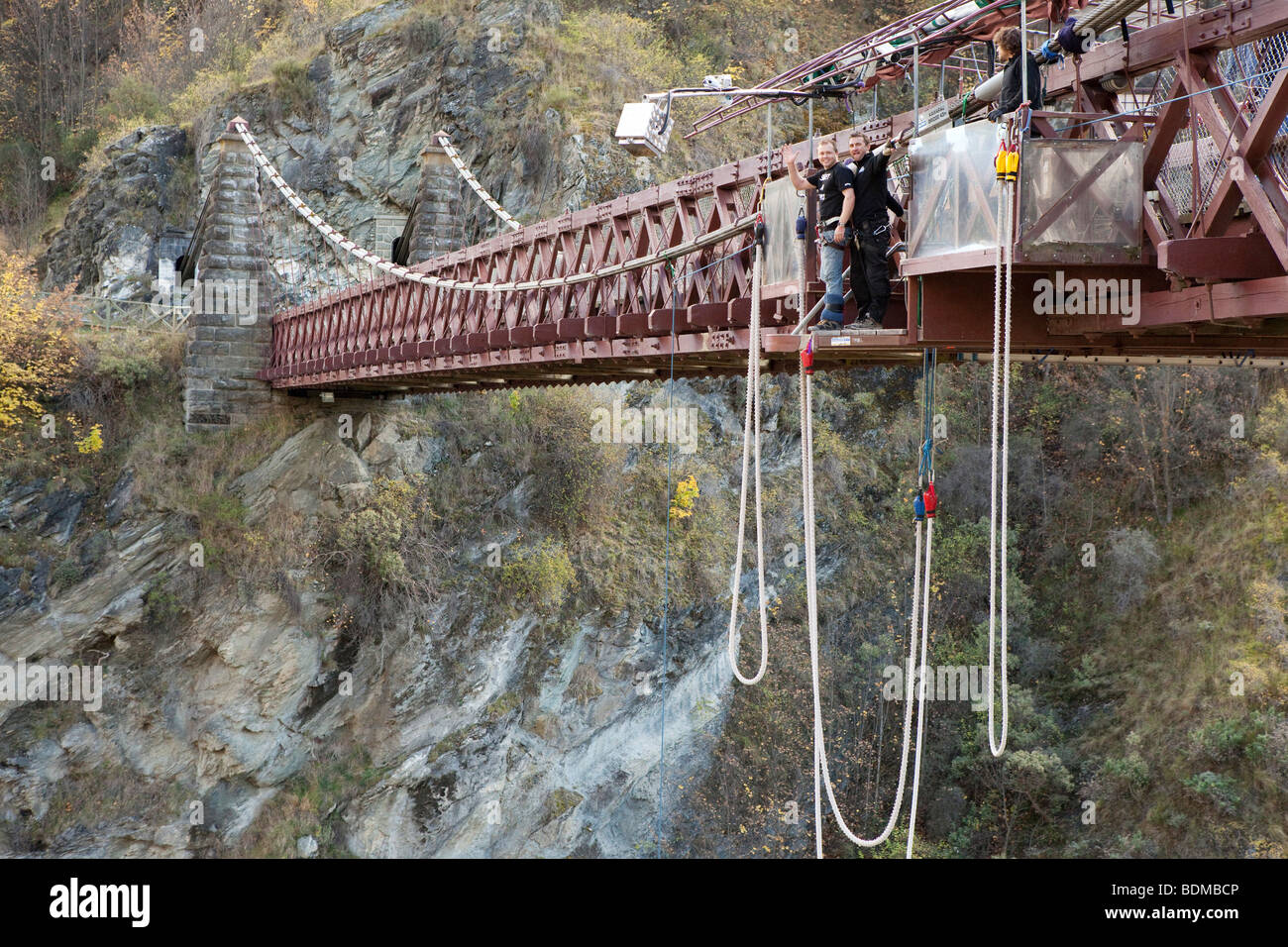 Un uomo bungy jumping con Aj Hackett Bungy off del Ponte di Kawarau a Queenstown, Nuova Zelanda (il primo al mondo il bungy commerciale) Foto Stock