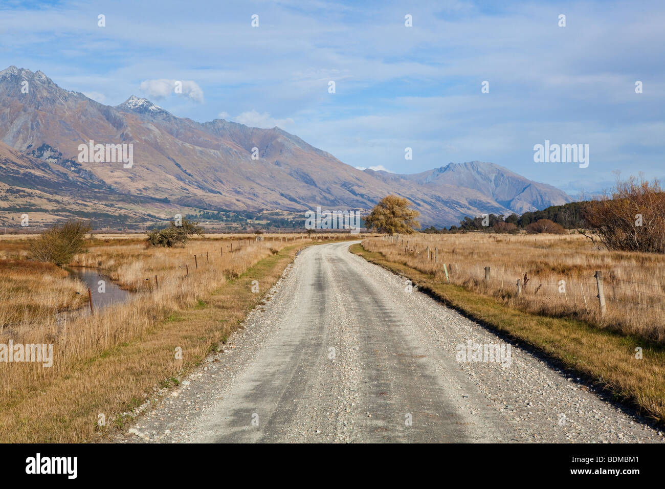 Una strada di campagna vicino a Glenorchy, Nuova Zelanda Foto Stock