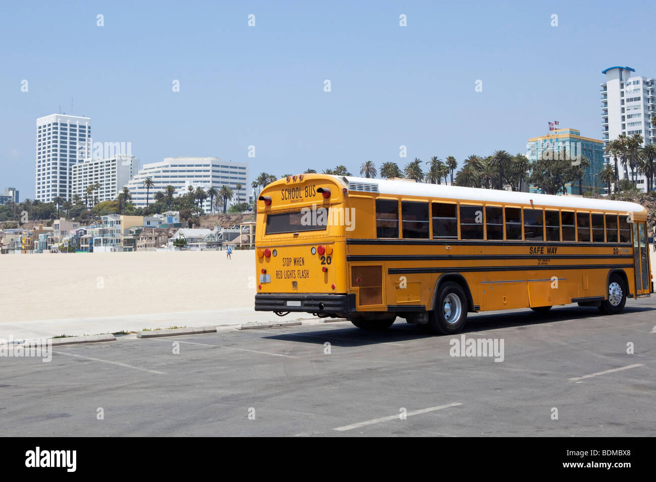 Scuola bus parcheggiato sulla spiaggia di Santa Monica a Los Angeles, California, Stati Uniti d'America Foto Stock