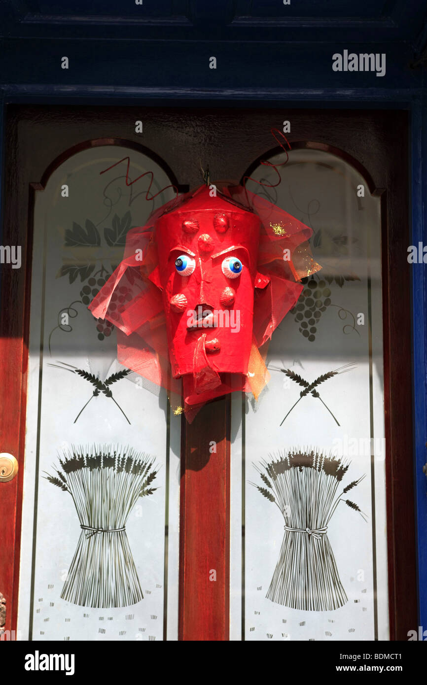 Maschera pagana fissato alla porta di una casa a Appledore Devon England per allontanare gli spiriti maligni Foto Stock
