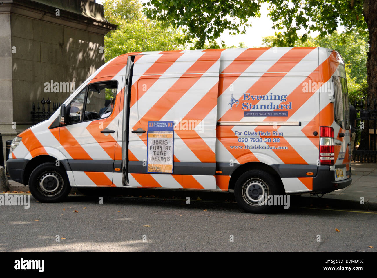 London Evening Standard consegna giornale quotidiano van Foto Stock