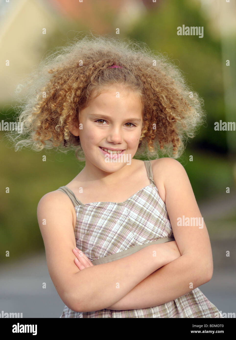 Un felice ragazza giovane con fantastici capelli crespi. Foto Stock