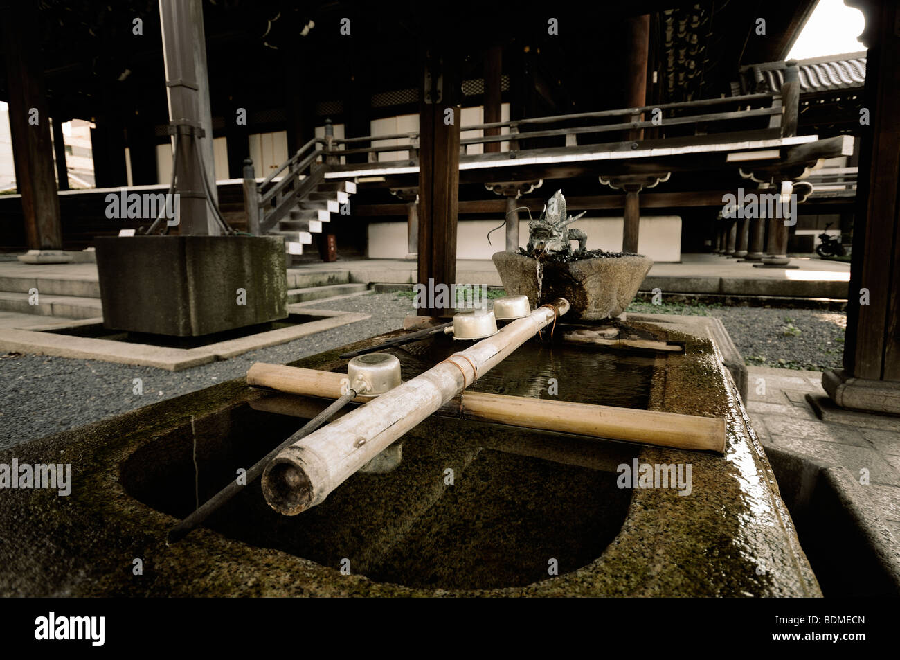 La purificazione di acqua per le preghiere. Nishi Hongan-ji. Il protocollo di Kyoto. Kansai. Giappone Foto Stock