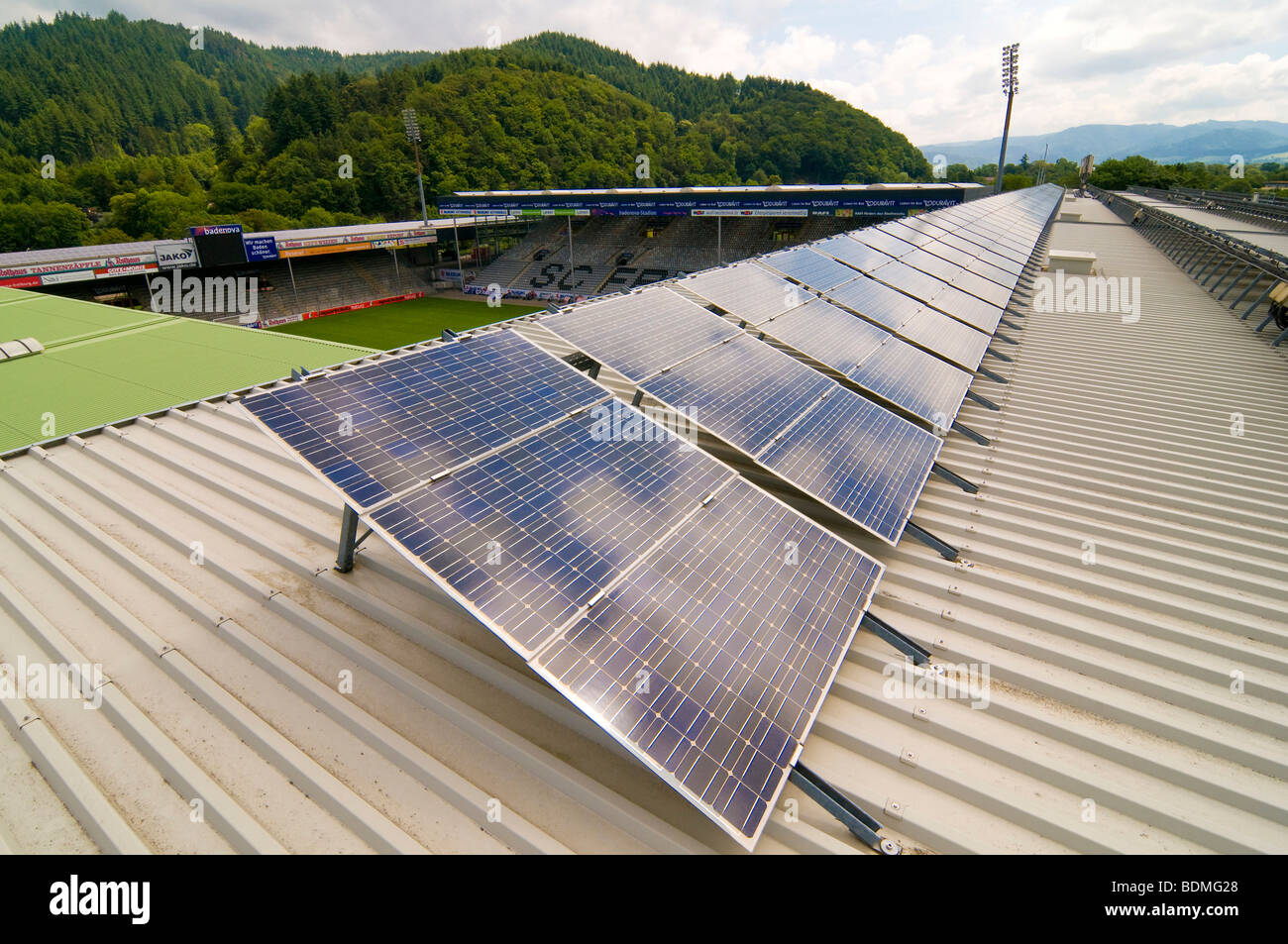Array solare sul tetto dello stadio del SC Freiburg soccer team, Freiburg im Breisgau, Baden-Wuerttemberg, Germania, Europa Foto Stock