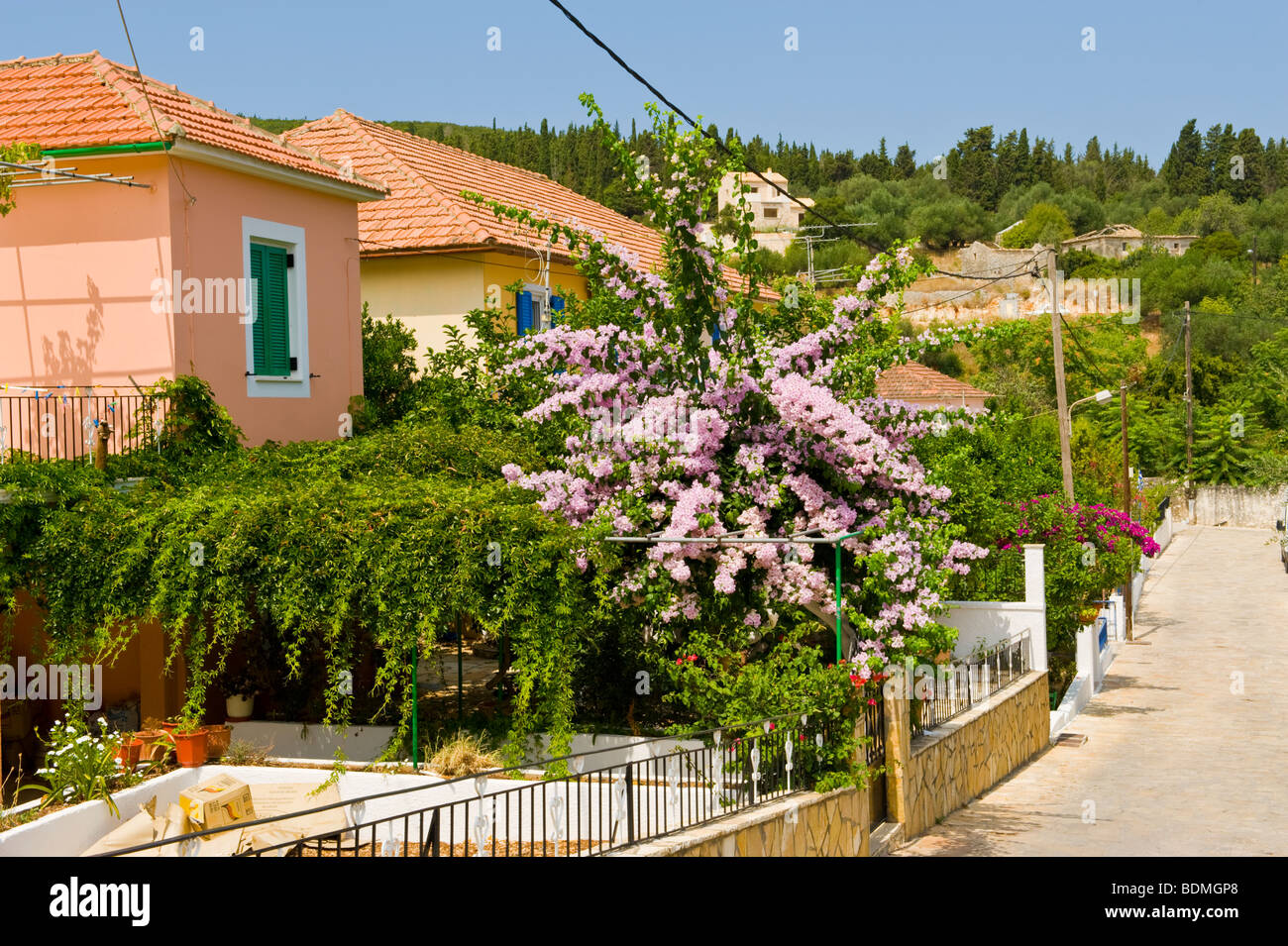 Pittoresca casa nel villaggio costiero di Fiskardo sul Mediterraneo greca isola di Cefalonia in Grecia GR Foto Stock