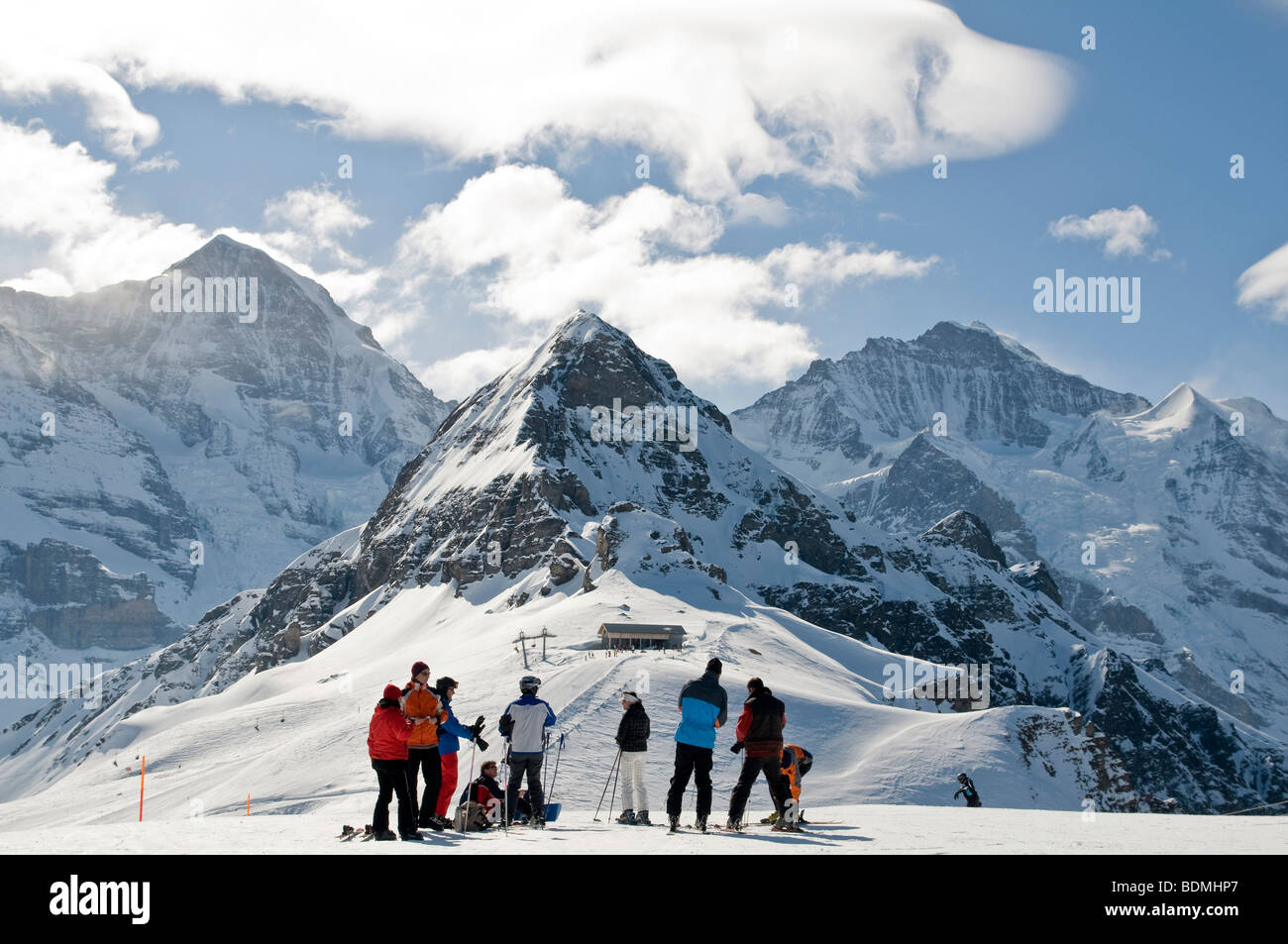 Paesaggio invernale con gli sciatori, Grindelwald, Svizzera, Europa Foto Stock