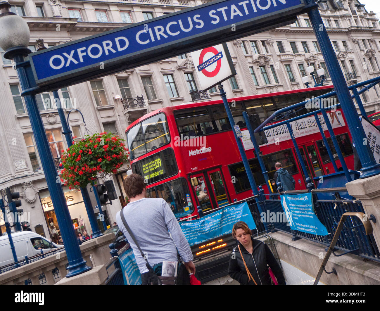 Segno della metropolitana alla stazione di Oxford Circus, Londra. Foto Stock