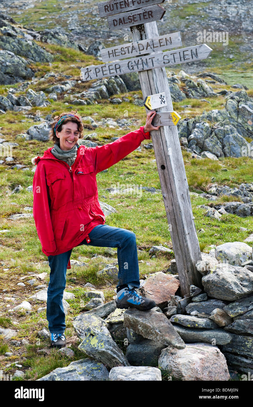Camminando lungo il Peer Gynt Trail nelle montagne vicino a Lillehammer, Norvegia Foto Stock