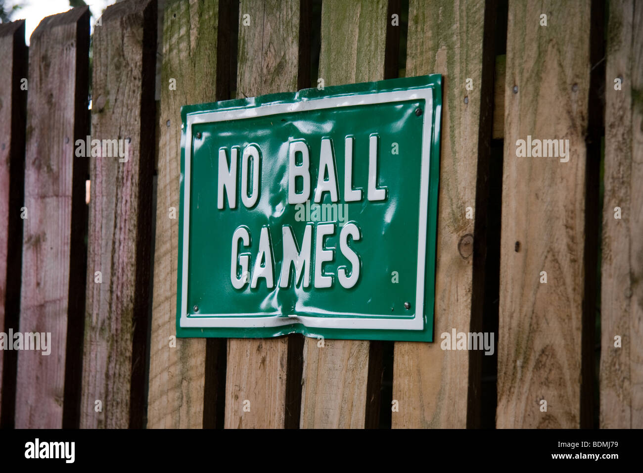 'Nessuna palla giochi' firmare in un parco all'inglese Foto Stock