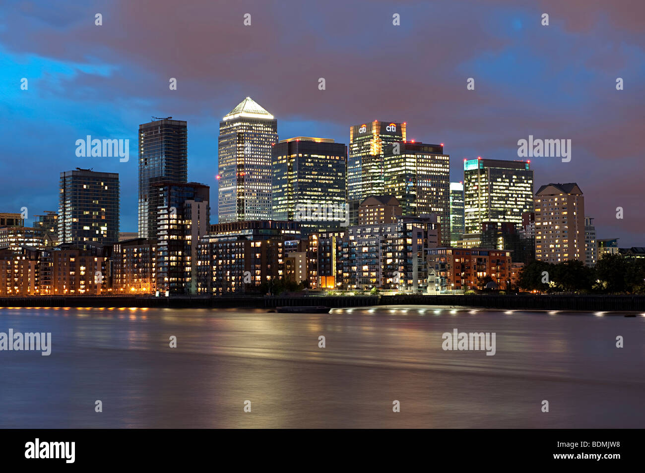 Il quartiere finanziario di Londra scattata di notte Foto Stock