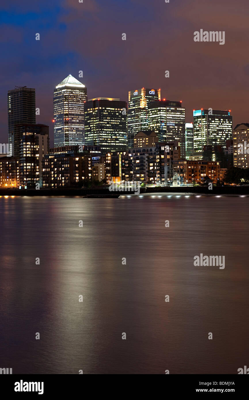 Il quartiere finanziario di Londra scattata di notte Foto Stock