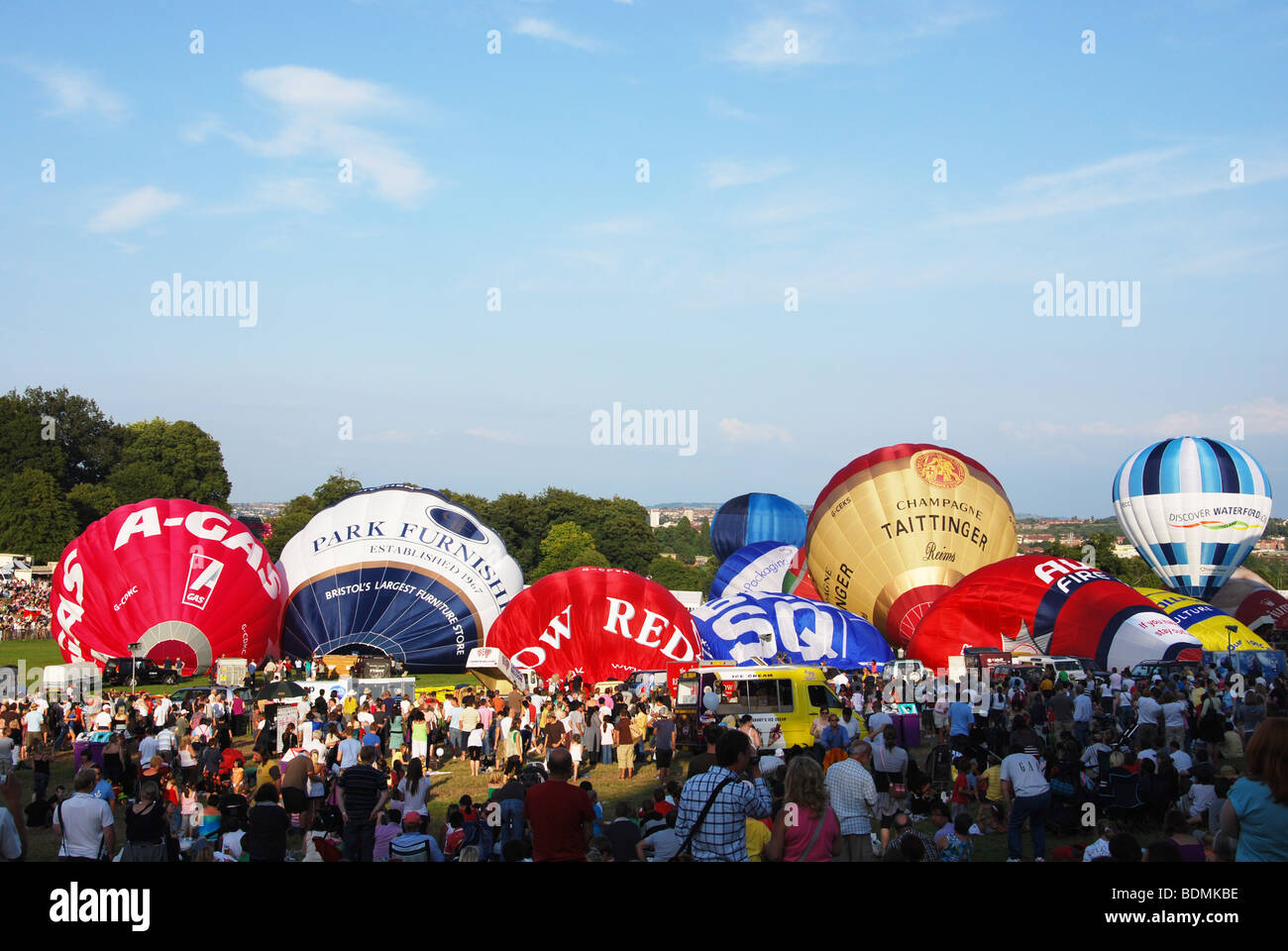 Colorate mongolfiere la sera il decollo di domenica 9 agosto a Bristol Balloon Fiesta 2009, England Regno Unito Foto Stock