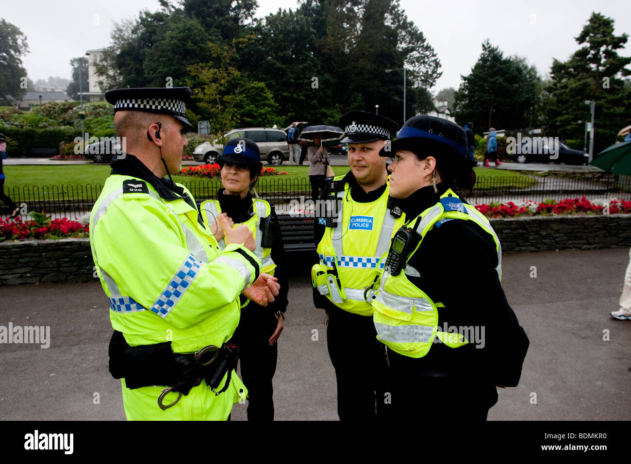 Cumbria funzionari di polizia a Bowness Bay sul Lago di Windermere Foto Stock