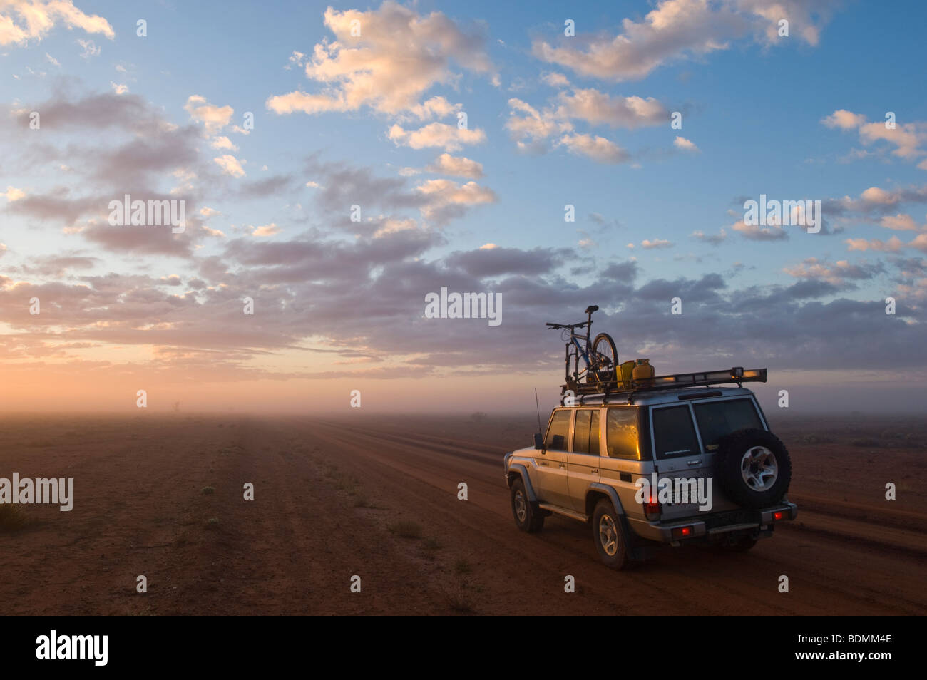 Veicolo a 4 ruote motrici sulla strada di nebbia di sunrise, vicino Wanaaring, Nuovo Galles del Sud, Australia Foto Stock