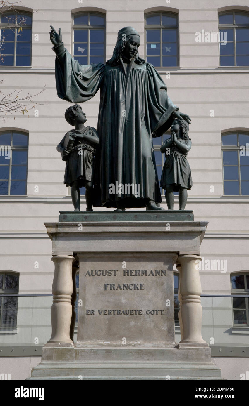 Halle, Franckesche Stiftung, ehemaliges Pädagogium, davor Francke-Denkmal 1829 von Christian Daniel Rauch Foto Stock