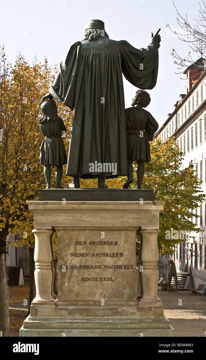 Halle, Franckesche Stiftung, ehemaliges Pädagogium, davor Francke-Denkmal 1829 von Christian Daniel Rauch, Rückseite Foto Stock