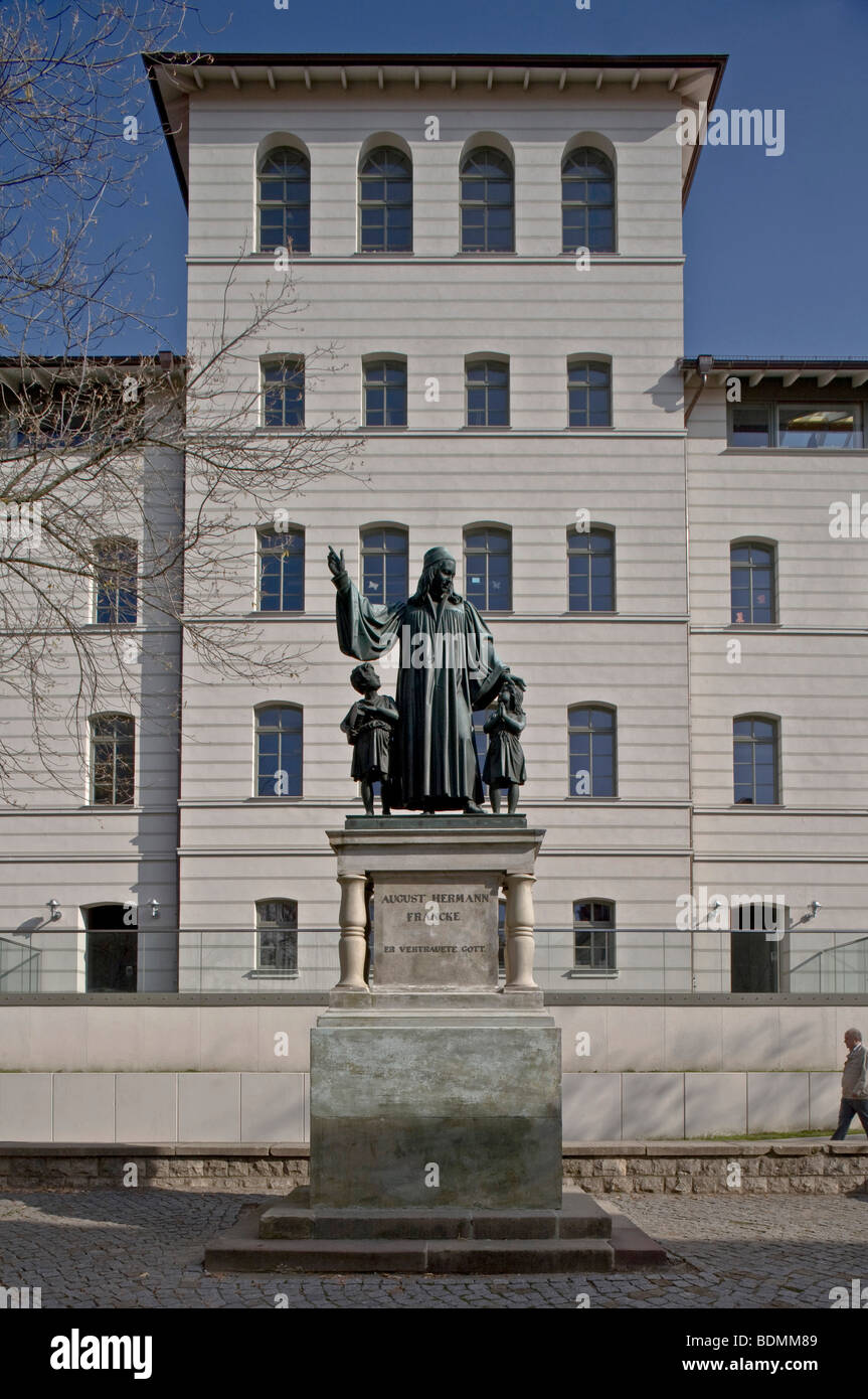 Halle, Franckesche Stiftung, ehemaliges Pädagogium, davor Francke-Denkmal 1829 von Christian Daniel Rauch Foto Stock