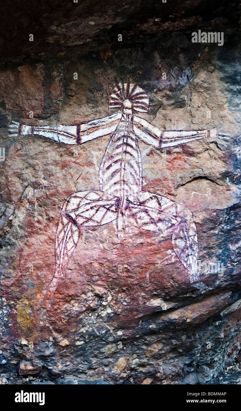 Arte rupestre degli Aborigeni a Nourlangie Rock raffiguranti Nabulwinjbulwinj. Galleria Anbangbang, Kakadu NP Foto Stock