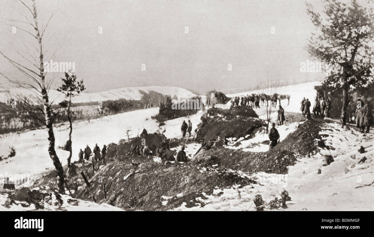 Una crepa reggimento di cavalleria, il Kaiser Chasseurs, consolidamento stesso nella neve durante l'Austria la battaglia per il Pass dei Carpazi Foto Stock