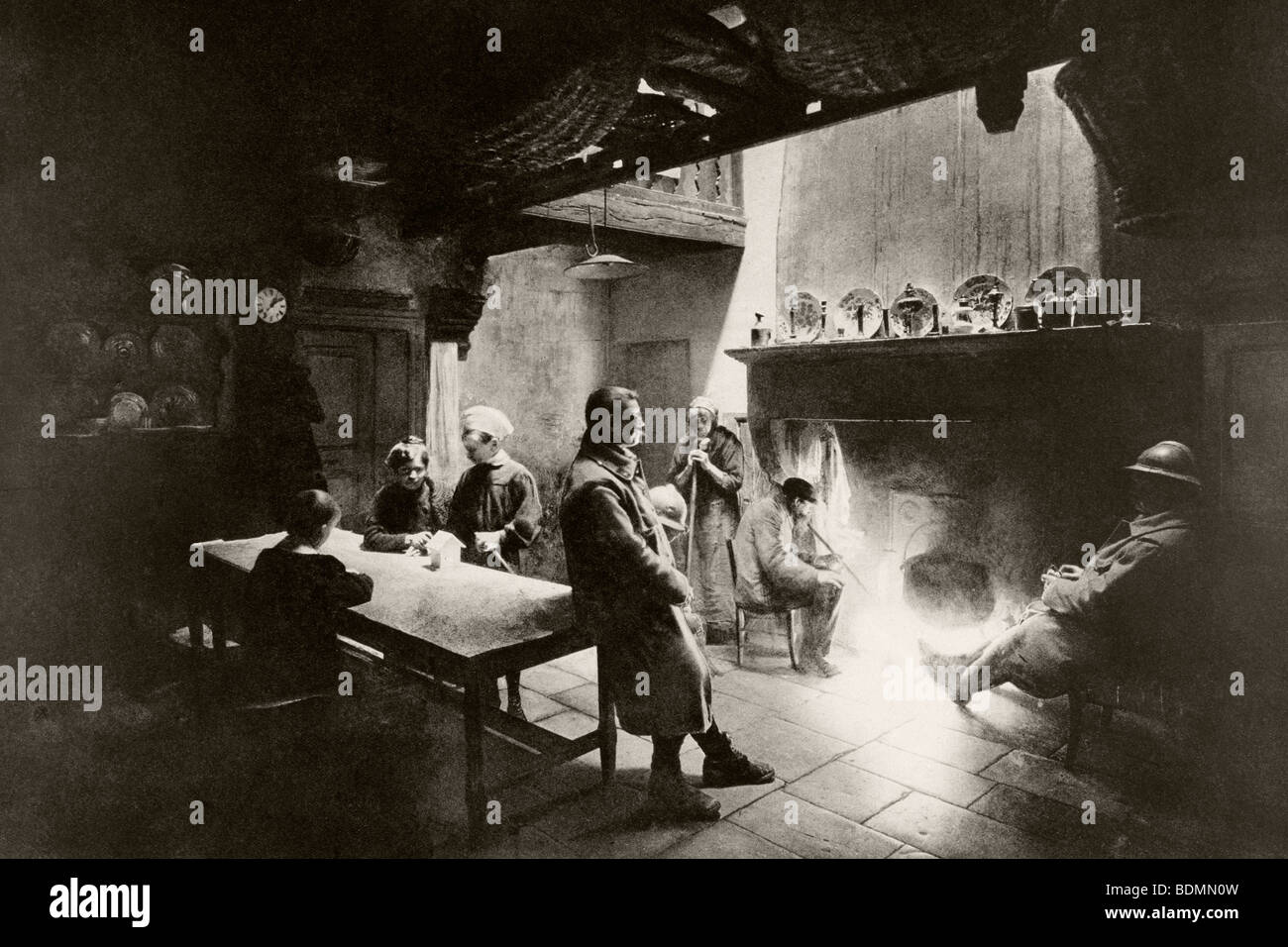Soldati francesi rilassante in un agriturismo vicino a Verdun, Francia, 1916. Foto Stock