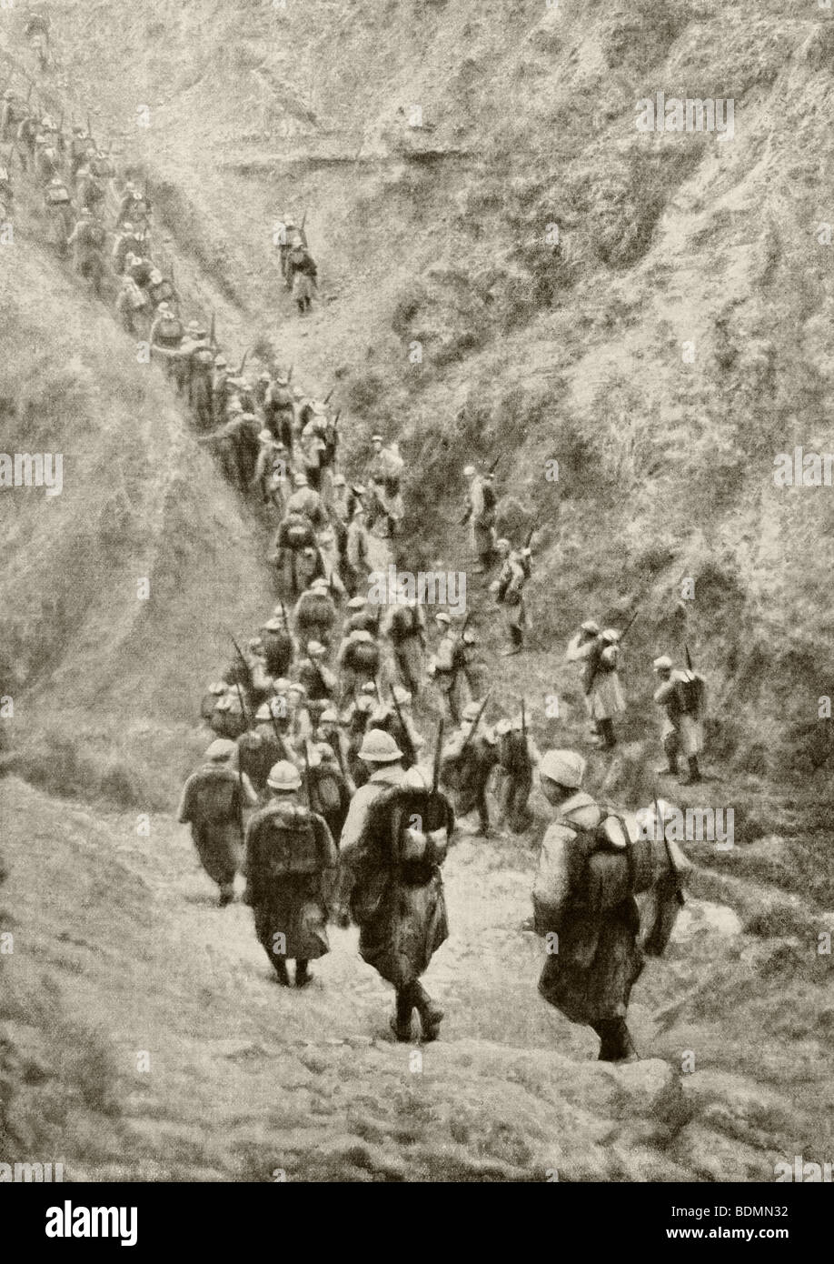 Una società di truppe francesi attraversare un burrone in Macedonia, Grecia, durante la Prima Guerra Mondiale. Foto Stock